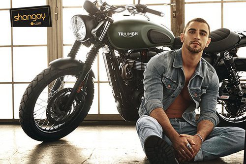 César Mateo ('El accidente') posa sensual junto a una moto para Shangay