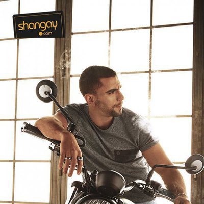 César Mateo ('El accidente') posa sensualmente sobre una moto para Shangay