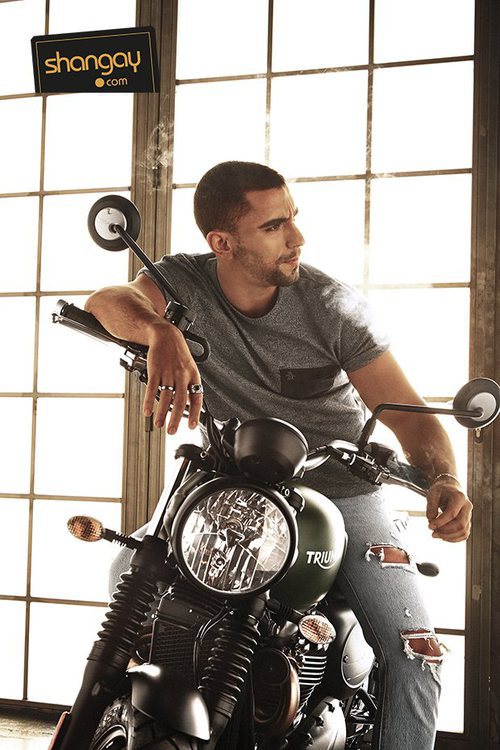 César Mateo ('El accidente') posa sensualmente sobre una moto para Shangay