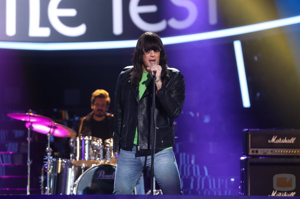 David Amor hace de Joey Ramone de Ramones en la gala 19 de 'Tu cara me suena'