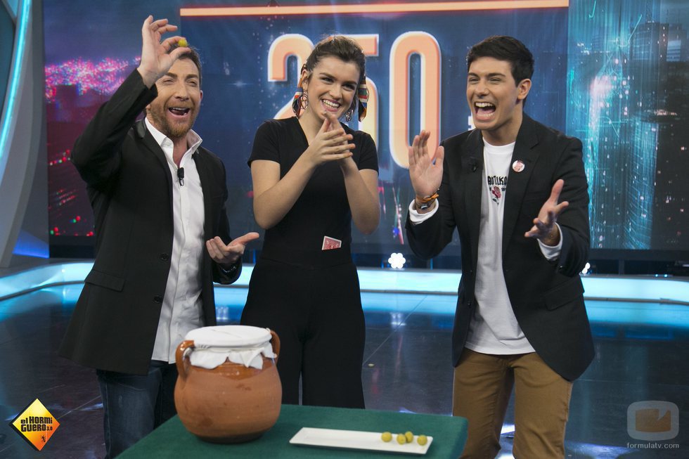 Amaia, Alfred y Pablo Motos, aplaudiendo en 'El Hormiguero'