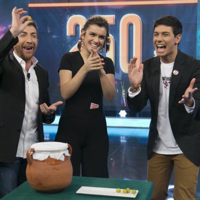 Amaia, Alfred y Pablo Motos, aplaudiendo en 'El Hormiguero'