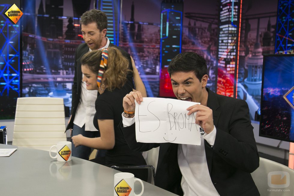 Alfred y Amaia gastan una broma a Pablo Motos durante su visita a 'El Hormiguero?