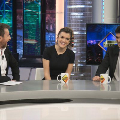 Pablo Motos, Amaia y Alfred, sentados en 'El Hormiguero'
