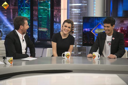 Pablo Motos, Amaia y Alfred, sentados en 'El Hormiguero'