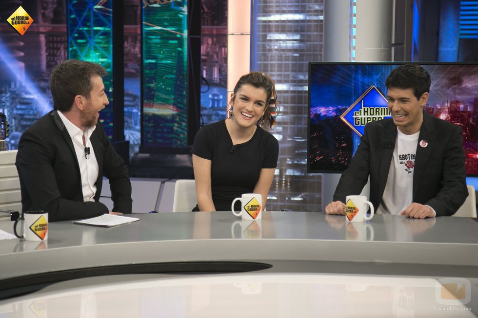 Pablo Motos, Amaia y Alfred, sentados en 'El Hormiguero'