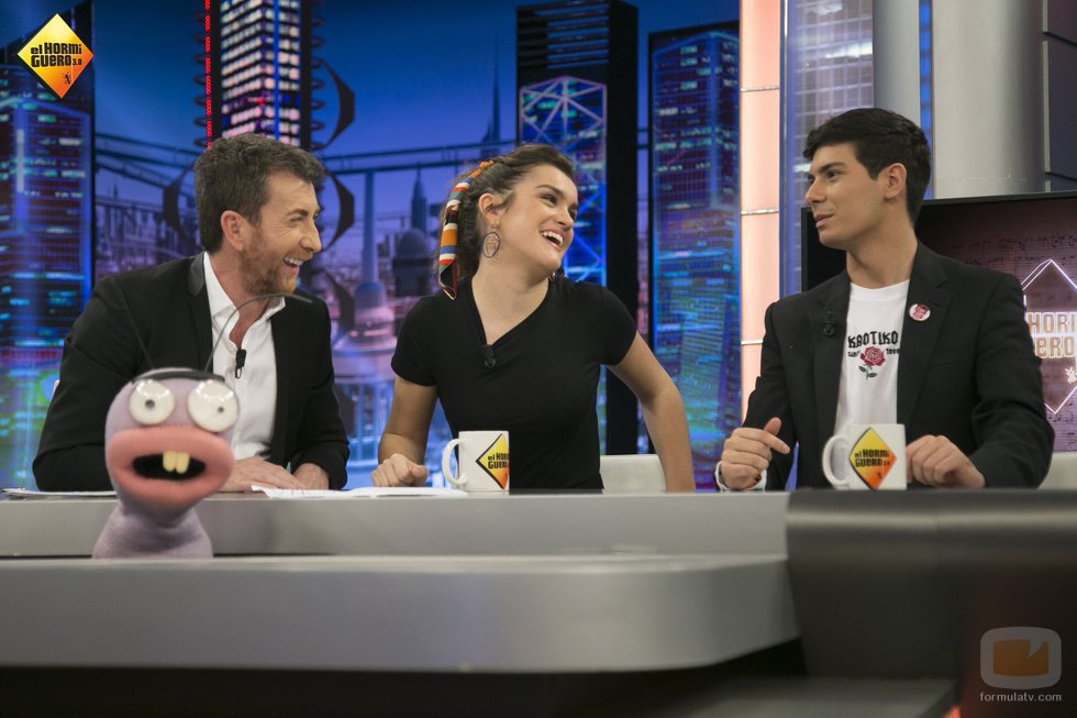 Amaia y Alfred junto a Pablo Motos y Trancas en 'El Hormiguero'
