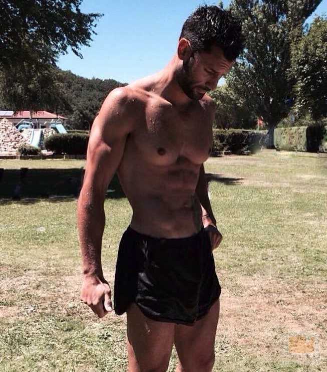 Jorge Pérez con el torso desnudo tras un entrenamiento