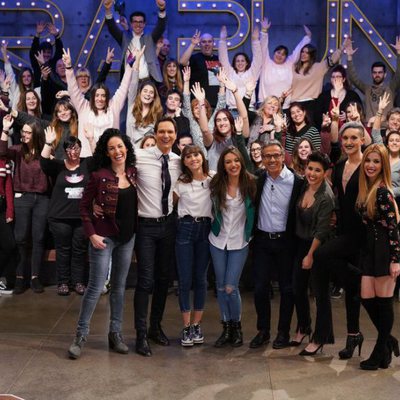 Aitana y Ana Guerra posan con los colaboradores y el público de 'Hora Punta' mientras levantan las manos