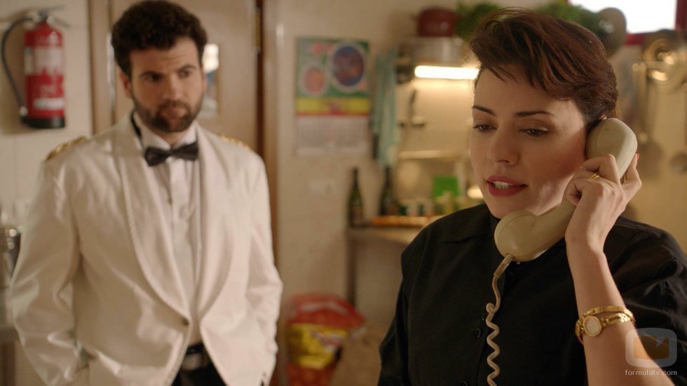Ana Arias habla por teléfono en el capítulo 335 de 'Cuéntame cómo pasó'