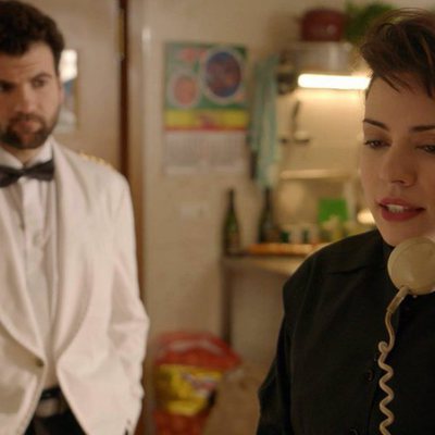 Ana Arias habla por teléfono en el capítulo 335 de 'Cuéntame cómo pasó'