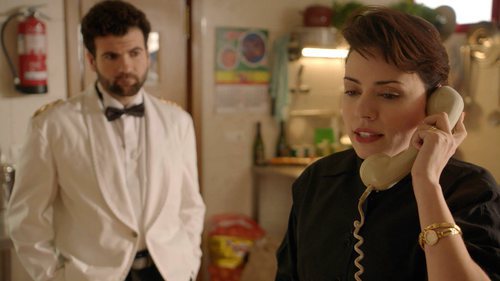 Ana Arias habla por teléfono en el capítulo 335 de 'Cuéntame cómo pasó'