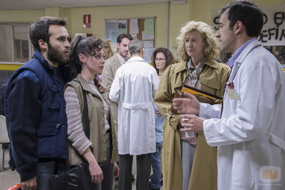 Ricardo Gómez, Elena Rivera y Ana Duato hablan con el médico en el capítulo 335 de 'Cuéntame cómo pasó'