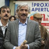 Imanol Arias sonriente en el capítulo 335 de 'Cuéntame cómo pasó'