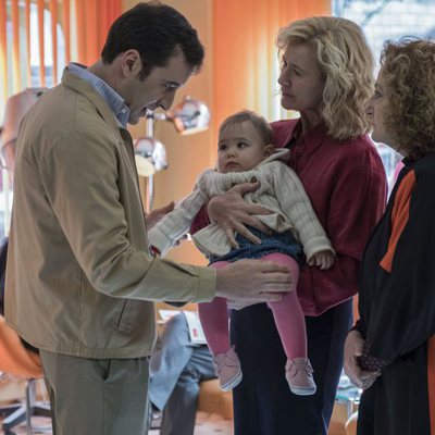 Merche sujeta a Olivia en brazos en la peluquería en el capítulo 335 de 'Cuéntame como pasó'