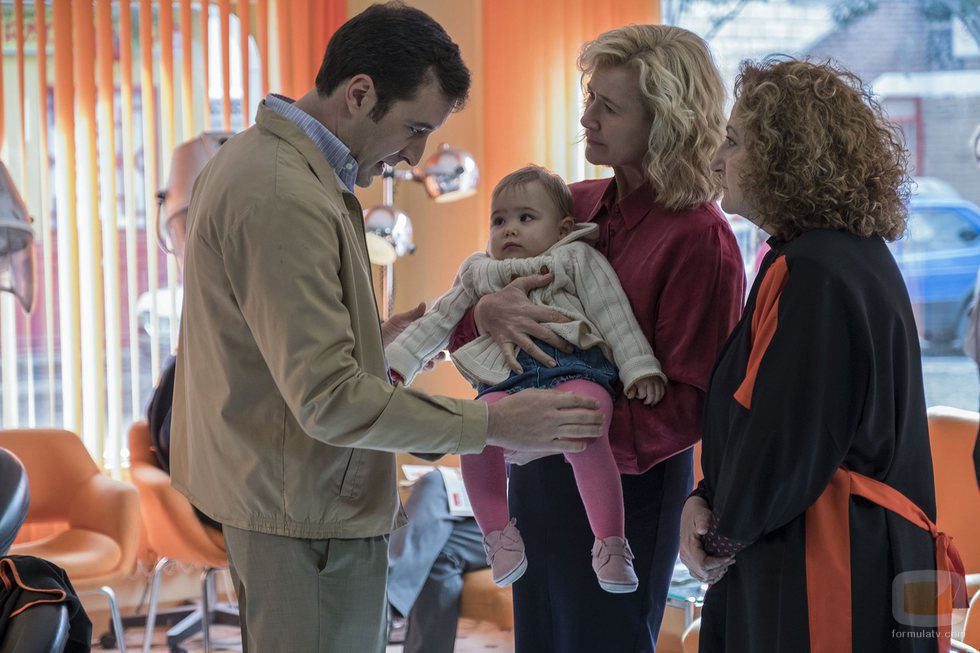 Merche sujeta a Olivia en brazos en la peluquería en el capítulo 335 de 'Cuéntame como pasó'