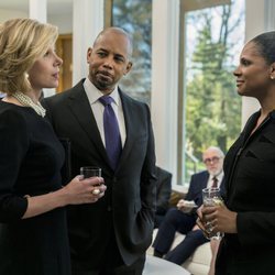 Diane Lockhart, Julius Cain y Liz Lawrence hablando en una escena de 'The Good Fight'