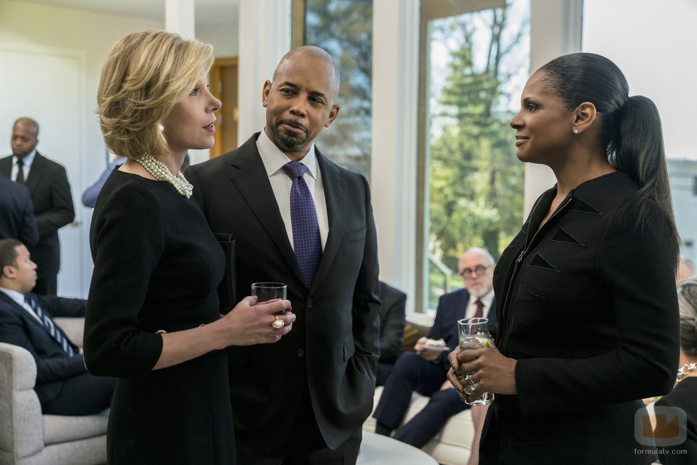 Diane Lockhart, Julius Cain y Liz Lawrence hablando en una escena de 'The Good Fight'