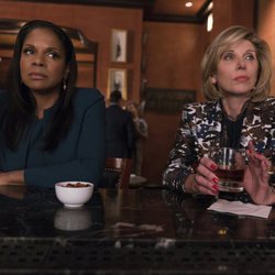 Liz Lawrence y Diane Lockhart en la barra de un bar en 'The Good Fight'