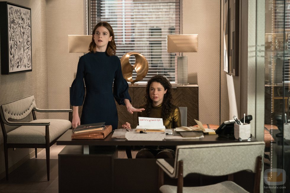 Rose Leslie y Sarah Steele en una escena de 'The Good Fight'