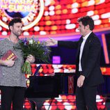 Miquel Fernández recibe la placa del premio tras su victoria en la gala final de 'Tu cara me suena'