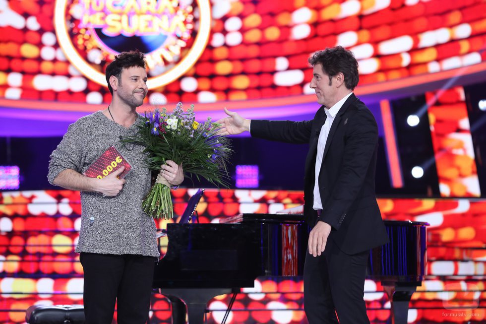 Miquel Fernández recibe la placa del premio tras su victoria en la gala final de 'Tu cara me suena'
