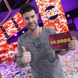 Miquel Fernández posa con el premio tras convertirse en el ganador de la sexta edición de 'Tu cara me suena'