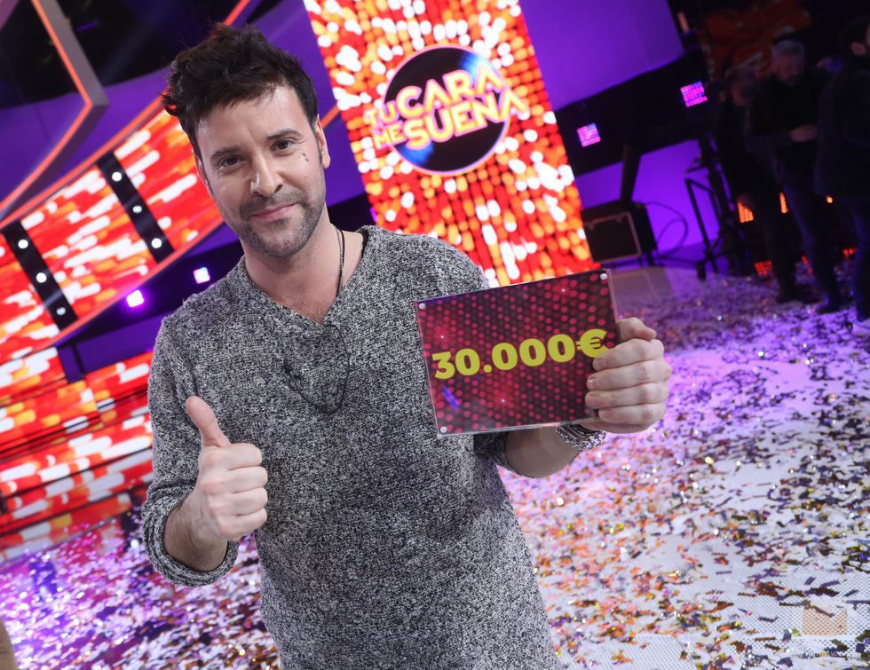 Miquel Fernández posa con el premio tras convertirse en el ganador de la sexta edición de 'Tu cara me suena'