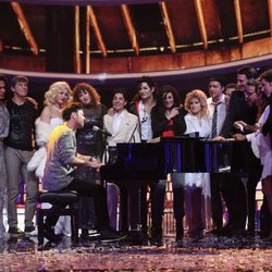 Miquel Fernández repite su actuación como Pablo López con sus compañeros en la gala final de 'Tu cara me suena'