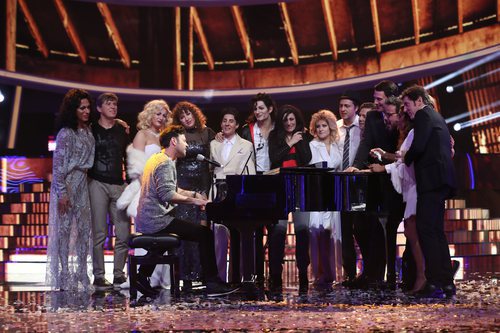 Miquel Fernández repite su actuación como Pablo López con sus compañeros en la gala final de 'Tu cara me suena'