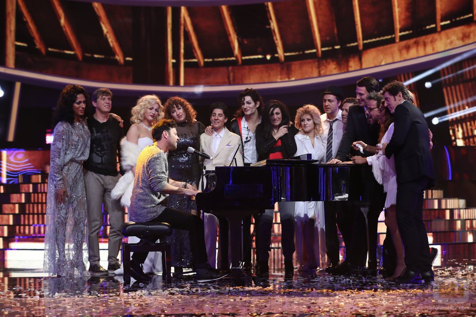 Miquel Fernández repite su actuación como Pablo López con sus compañeros en la gala final de 'Tu cara me suena'