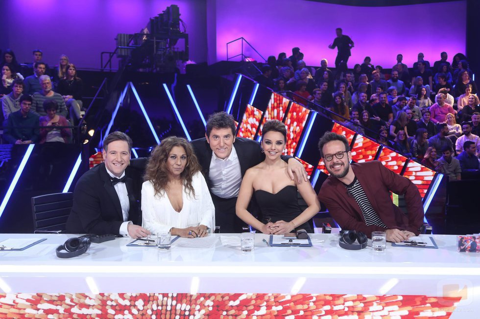 Manel Fuentes posa con el jurado en la gala final de la sexta edición de 'Tu cara me suena'