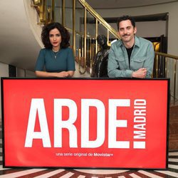 Inma Cuesta y Paco León posan para los medios en la grabación de 'Arde Madrid'