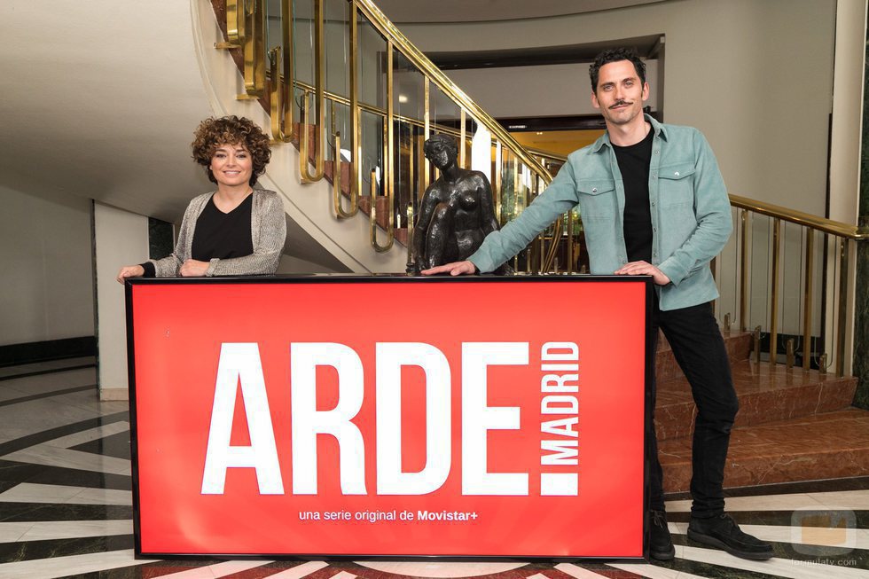 Anna R. Costa y Paco León posan para los medios en la grabación de 'Arde Madrid'