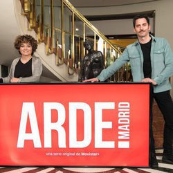 Anna R. Costa y Paco León posan para los medios en la grabación de 'Arde Madrid'