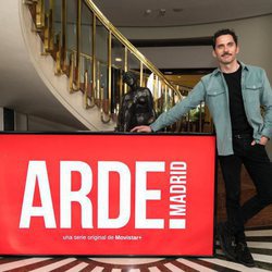 Paco León posa para los medios de comunicación en el rodaje de 'Arde Madrid'