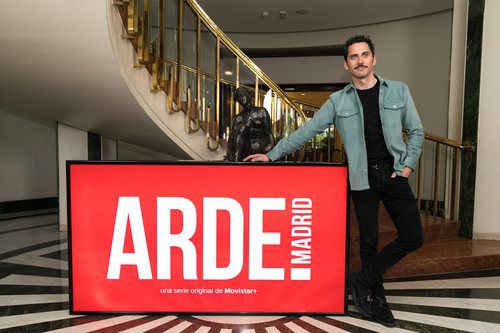 Paco León posa para los medios de comunicación en el rodaje de 'Arde Madrid'