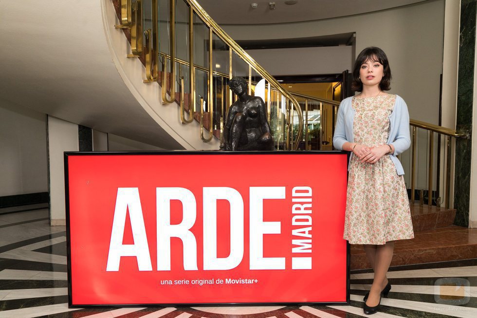 Anna Castillo posa para los medios caracterizada de Pilar, su personaje en 'Arde Madrid'