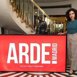 Inma Cuesta posa para los medios caracterizada de Ana Mari, su personaje en 'Arde Madrid'