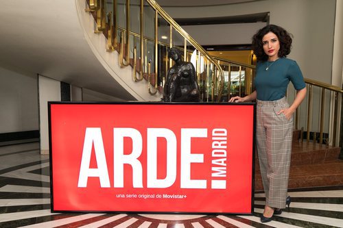 Inma Cuesta posa para los medios caracterizada de Ana Mari, su personaje en 'Arde Madrid'