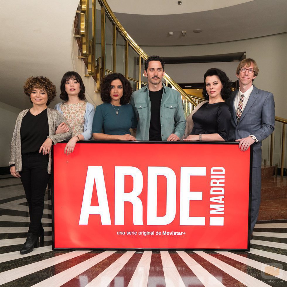 Los protagonistas de 'Arde Madrid' posan junto a Paco León y Anna R. Costa