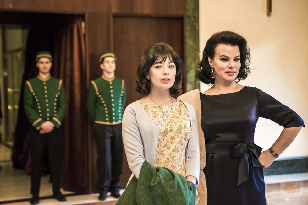 Anna Castillo y Debi Mazar como Pilar y Ava Gardner en 'Arde Madrid'