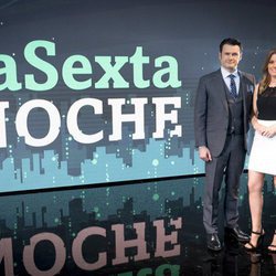 Andrea Ropero e Iñaki Lopez posan frente a la pantalla de 'laSexta Noche'