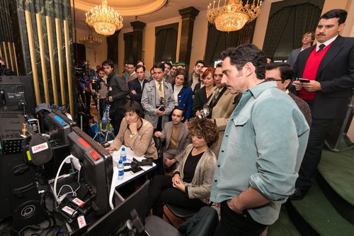 Paco León revisa una grabación de 'Arde Madrid'