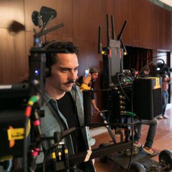 Paco León supervisa el rodaje de 'Arde Madrid'