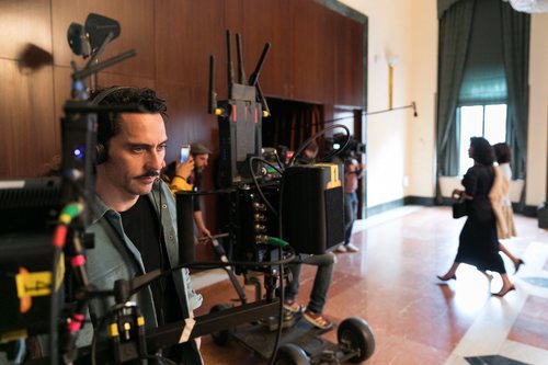 Paco León supervisa el rodaje de 'Arde Madrid'