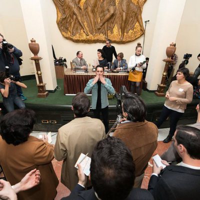 Paco León agradece a los extras tras el rodaje de una escena de 'Arde Madrid'