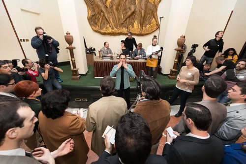 Paco León agradece a los extras tras el rodaje de una escena de 'Arde Madrid'