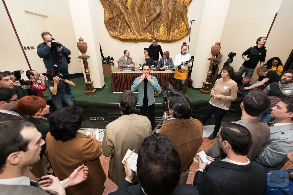Paco León agradece a los extras tras el rodaje de una escena de 'Arde Madrid'