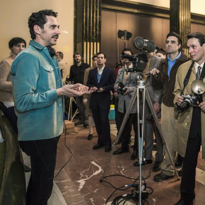 Paco León da instrucciones a los extras de 'Arde Madrid'